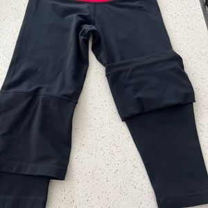 Lululemon black pink Capri with layer legs size 6 .